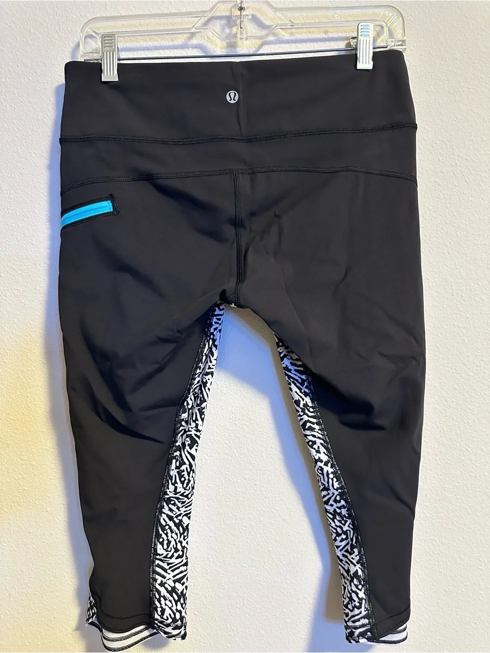 Lululemon Crop Leggings Black White Pattern Zip Pocket Capri Women Size 8 - Picture 2 of 2